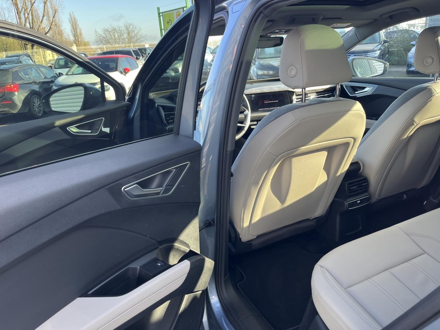 AUDI Q4 e-tron