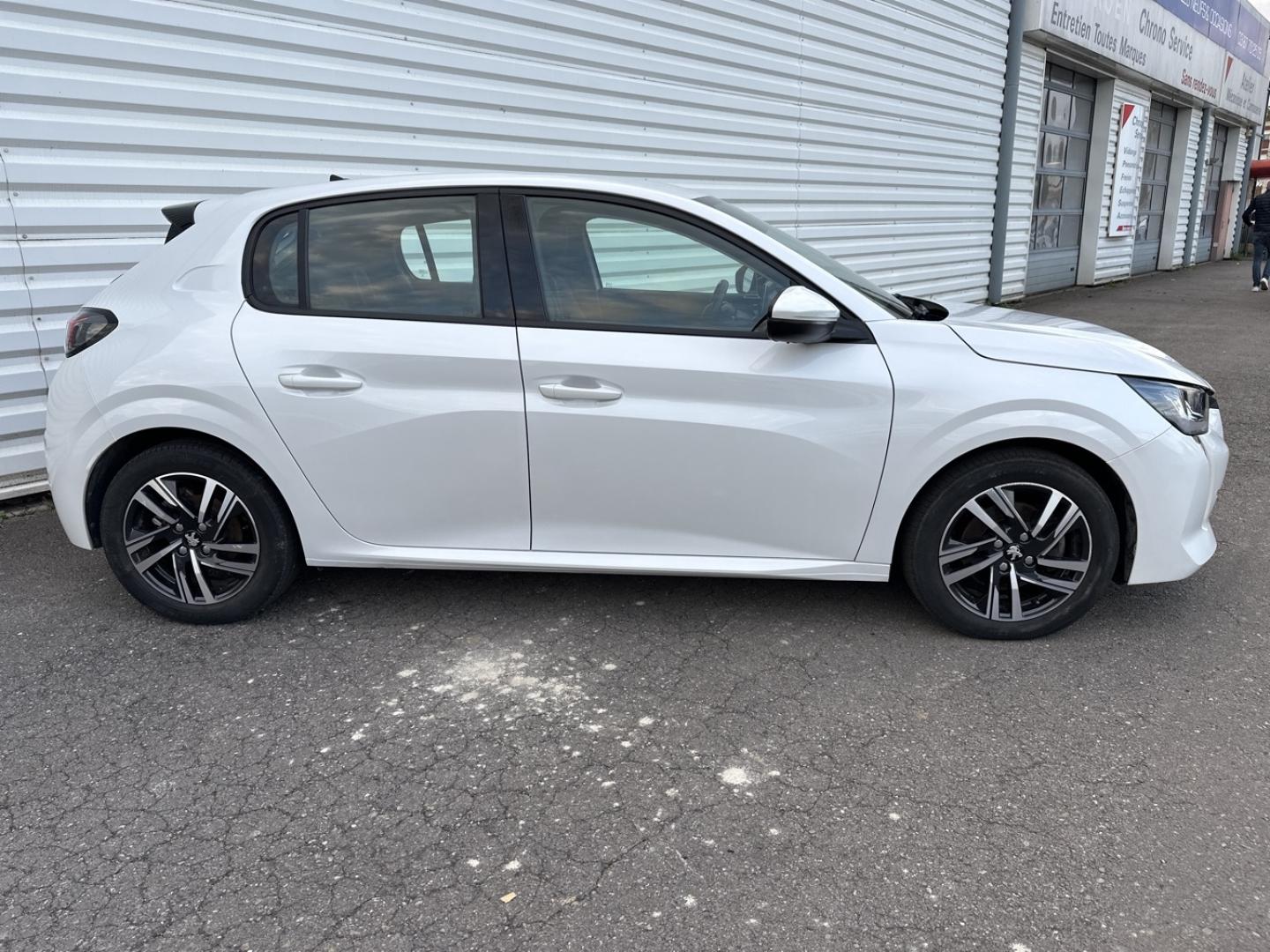 PEUGEOT 208
