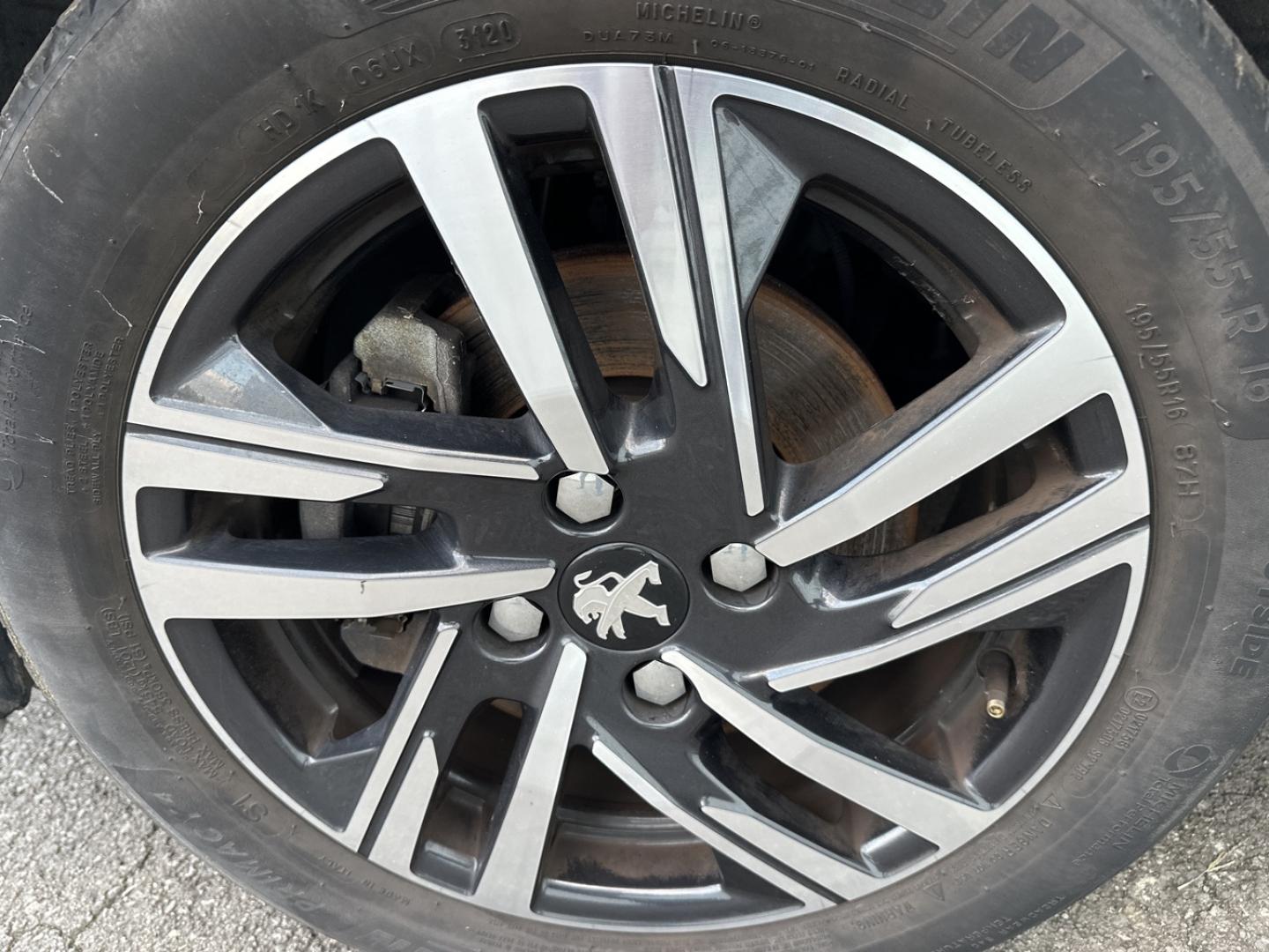 PEUGEOT 208
