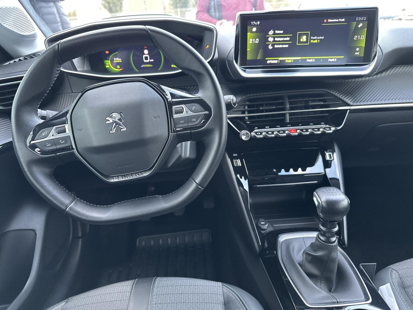 PEUGEOT 208