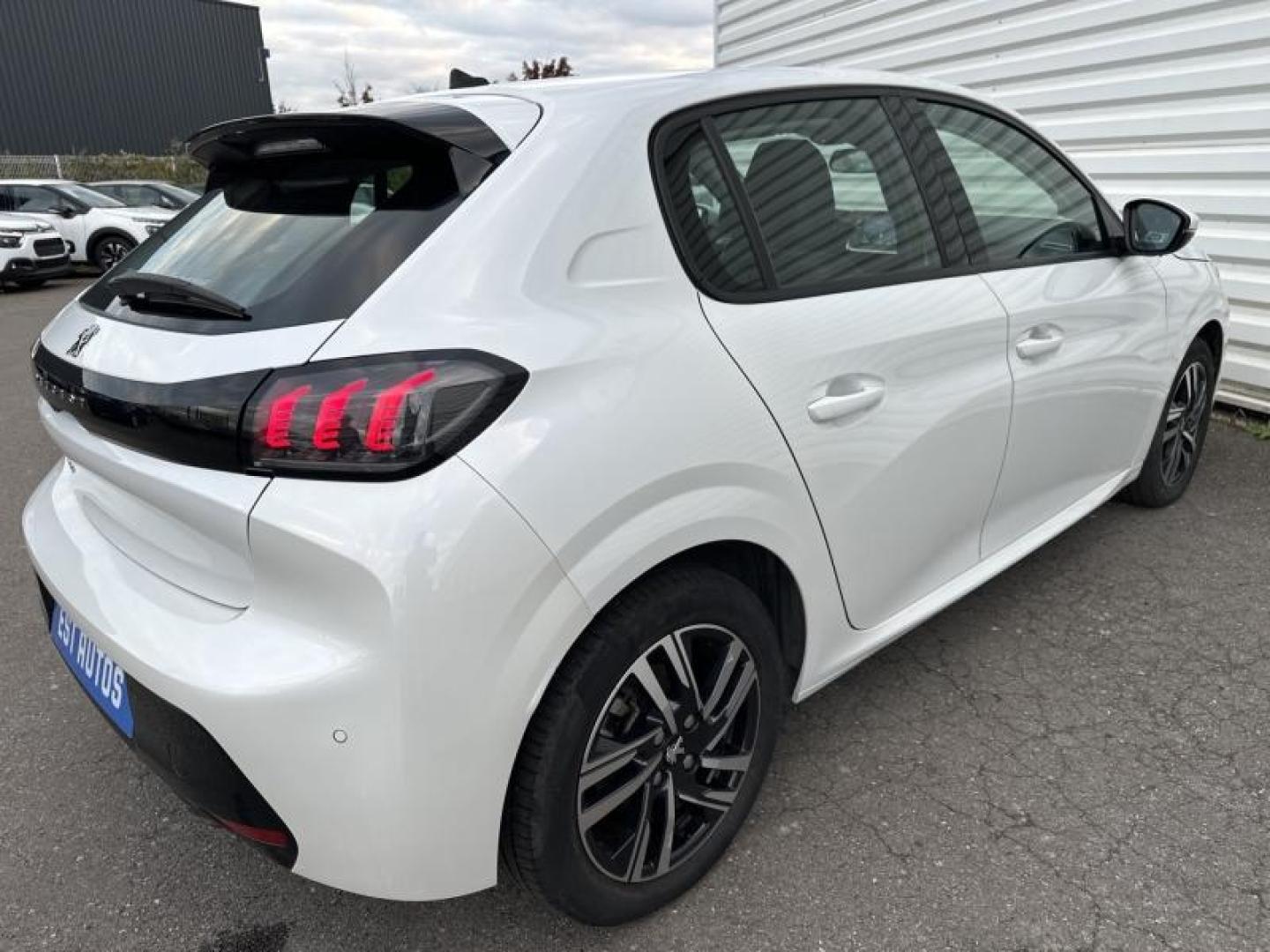 PEUGEOT 208